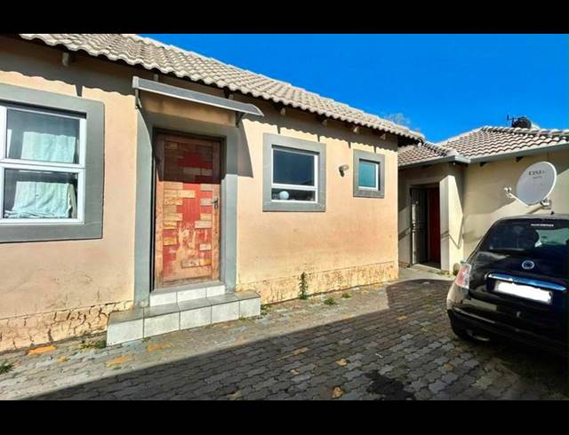 3 BEDROOM HOUSE FOR SALE IN RIVERSIDE VIEW EXT 35